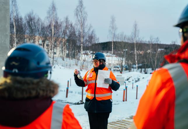 Dekan Mette Sørensen ved Fakultet for biovitenskap og akvakultur gleder seg over framdriften og ser fram til at FBA sommeren 2024 kan flytte inn i det nye bygget. Foto: Adrian Svendsen Bensvik