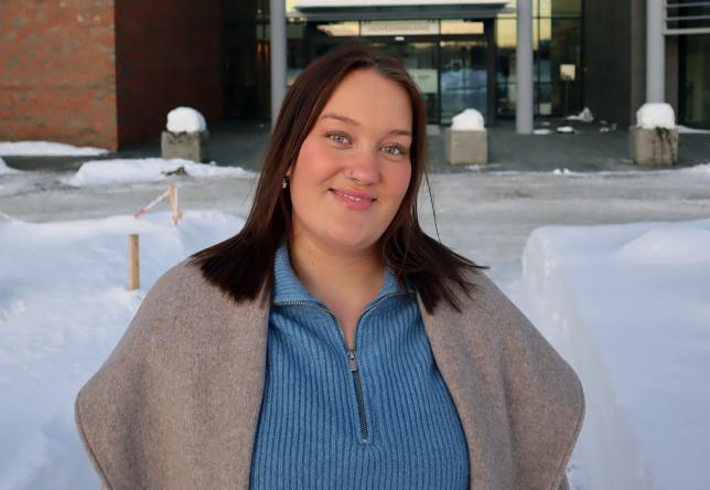 Julie Mæhlum Karlsen foran Nord universitet i Bodø