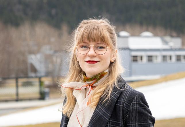 Smilende kvinne med lyst hår