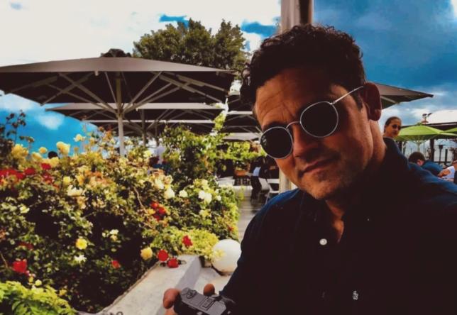 Mann med kamera i hendene