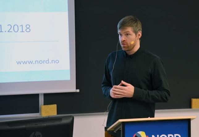 Mann foreleser i auditorium