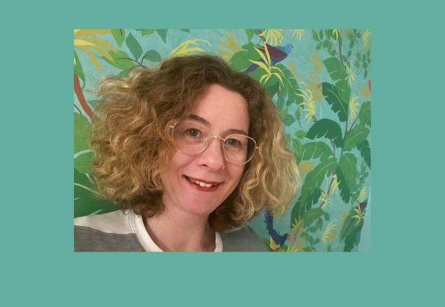 Dame foran fargerik bakgrunn