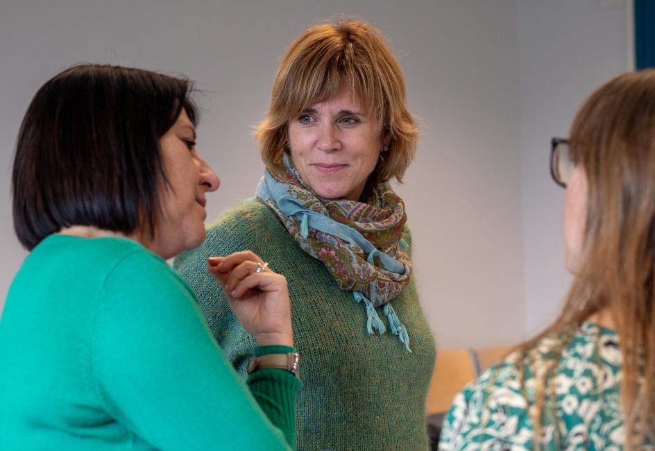 Tre kvinner snakker sammen