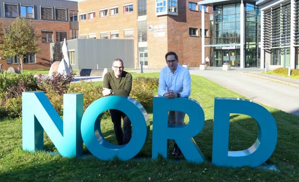 Rådgiver Tor Gustav Sigeman ved Fakultet for samfunnsvitenskap og seniorrådgiver Tarjei Antonsen ved Avdeling for forskning og utvikling. Foto: Lise Fagerbakk