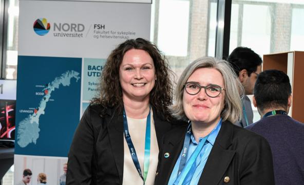 To Nord-ansatte på konferanse.