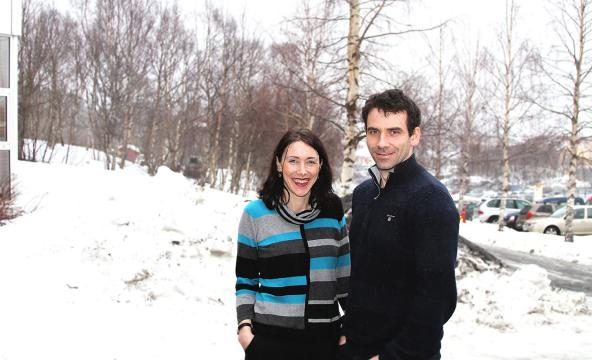 Mann og dame som smiler foran kamera