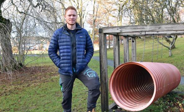 Student avbildet i en park.