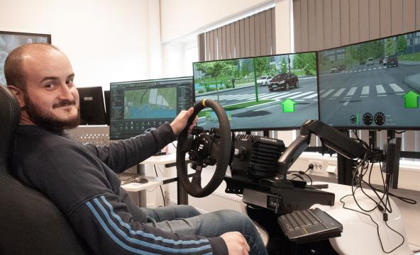 For framtida: Førsteamanuensis ved faggruppe trafikk på Stjørdal, Giuseppe Marinelli, tror det er viktig å bruke kjøresimulator i forskning for i neste runde å kunne forberede morgendagens trafikanter på framtidsteknologi. Foto: Inger E. Eftevand Orvin.