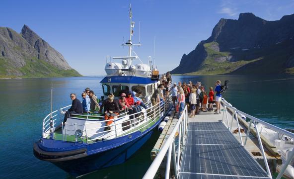 Sommerdag på Moskenesøya: Trangt om plassen ombord i lokalbåten som ferdes på Bunesfjorden i Moskenes i Lofoten. Foto: Bård Løken / www.nordnorge.com​