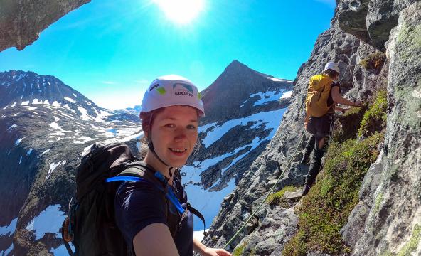 Oda Halle klatrer i en fjellvegg