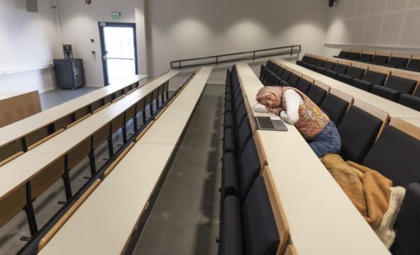 Student cecilie sover i forelesningen