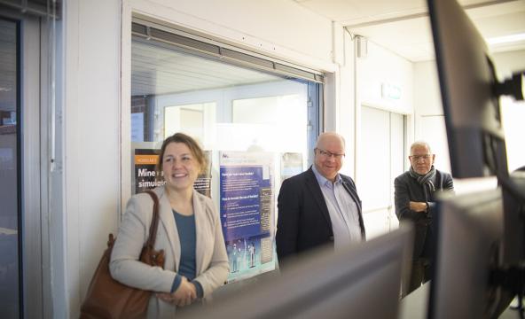  Mørten Høglund (midten) og Ina Nygård Mossin (til venstre) fikk en demo hos NORDLAB