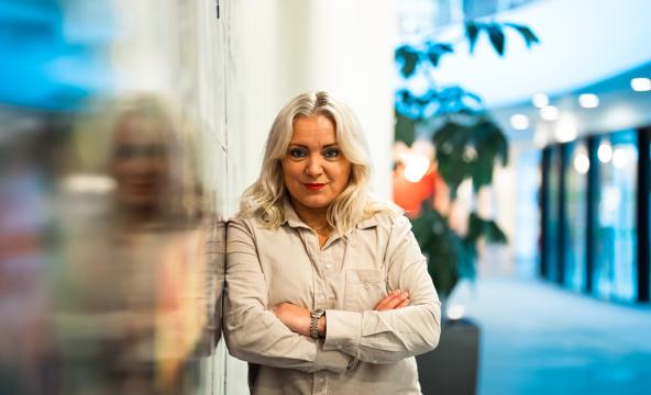 Kvinne ved vegg i en foaje