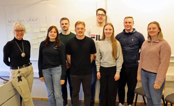 Sju grunnskolelærerstudenter sammen med en foreleser.