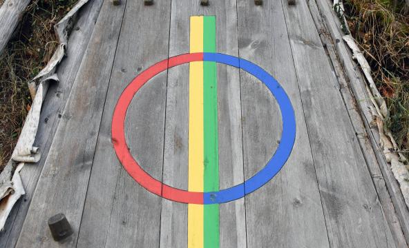 Bilde at et samisk symbol på ei gammedør