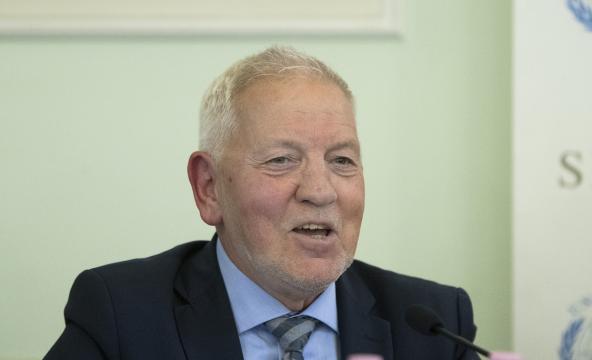 Direktør Frode Mellemvik smiler mens han snakker og ser på skrått ut av bildet