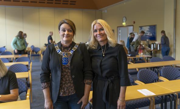 Ordfører Lena Arntzen og Barbro Fjellheim Holm