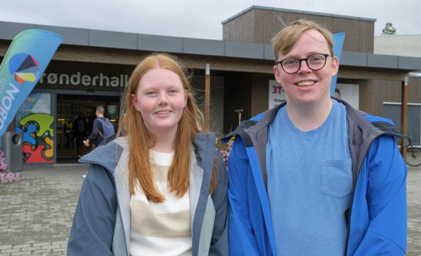 Selma Marie Arntsen og Mathias Klæboe utenfor Trønderhallen