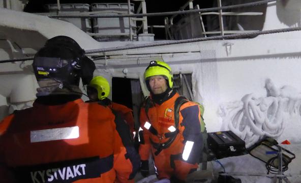 Foto fra dekket på Northguider: Kystvakta/KV Svalbard