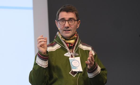 Torjer Olsen er professor ved UiT. Her står han på scenen.