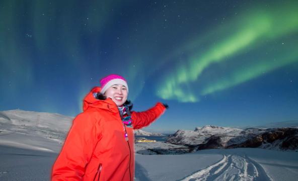 Yati med nordlys i bakgrunn