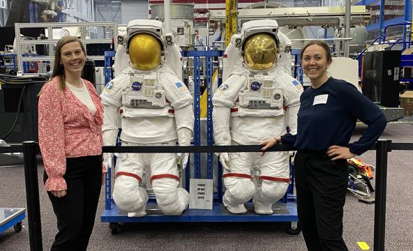 Iselin og Martha med astronauter