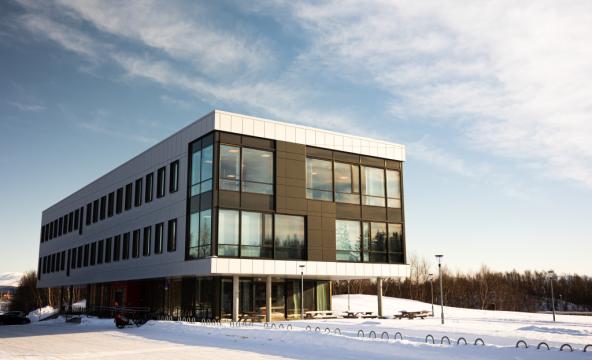 administrasjonsbygg med store vinduer