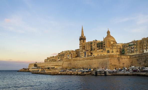 Middelhavsby, foto tatt fra sjøen, gamle bygninger og båter