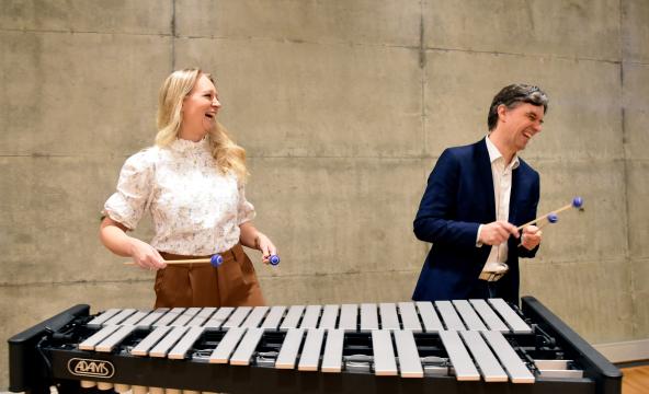 To forskere avbildet ved en marimba