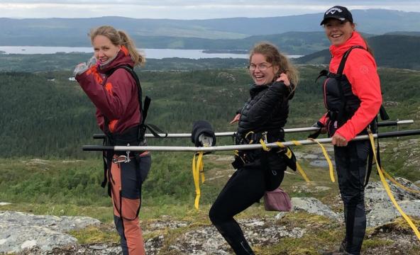 Tre damer på fjelltur. En funksjonshemmet, og to ledsagere. Foto
