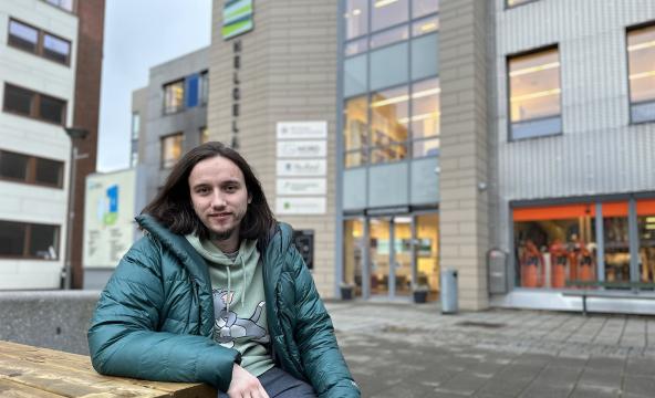 Student med grønn jakke