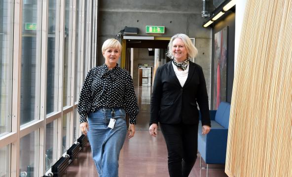 to damer går i en gang