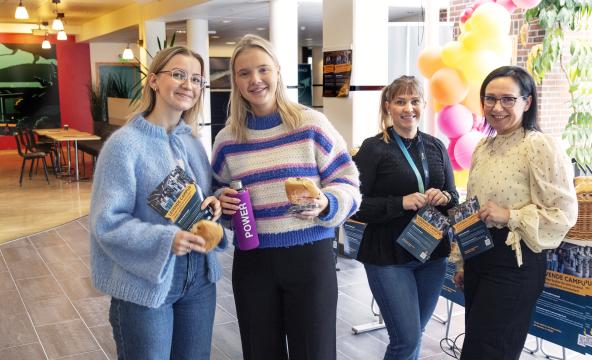 Studenter og ansatte på stand