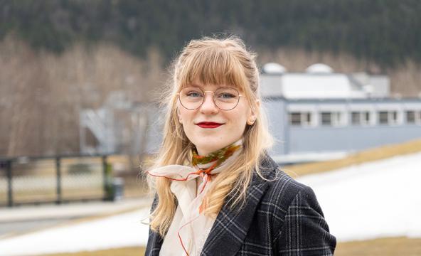 Smilende kvinne med lyst hår