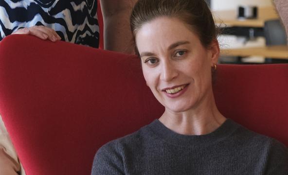 Dekan Rose Martin i en stol