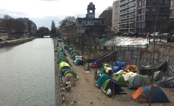 Teltleir ved elv i storby