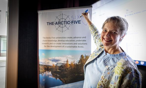 Rektor skriver på plakat