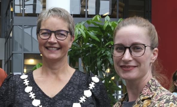 dekan Rose Martin og rektor Hanne Solheim Hansen sammen på Nesna