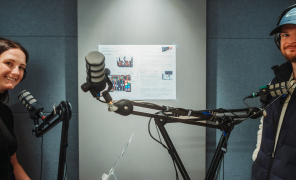 En kvinne og mann i podcaststudio