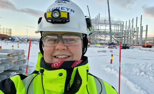 Blid dame med hjelm.