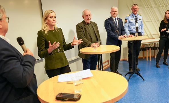 Panel: Ordstyrer Stein Sneve, Avisa Nordland t.v. Videre: politiker Emilie Enger Mehl, tidligere etterretningsoffiser Ola Kaldager, statsforvalter Tom Cato Hansen, visepolitimester Arne Hammer og forsker Beate Steinveg.