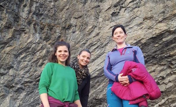 Tre damer på tur ved et berg