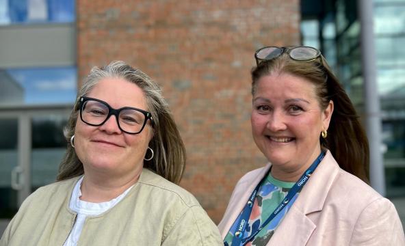 To damer står foran hovedinngangen til Nord universitet