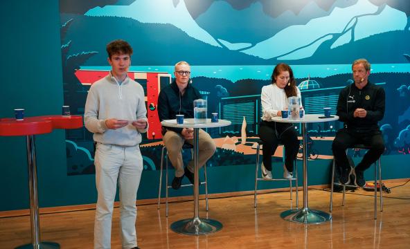 Debattleder og student, Magnus Olsen, ønsker velkommen. Panelet: forsker Mads Skauge, fotballpresident Lise Klavenes og Glimts Ørjan Berg.