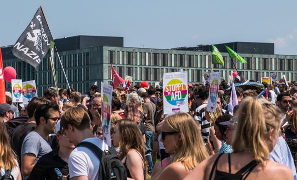 mennesker demonstrerer