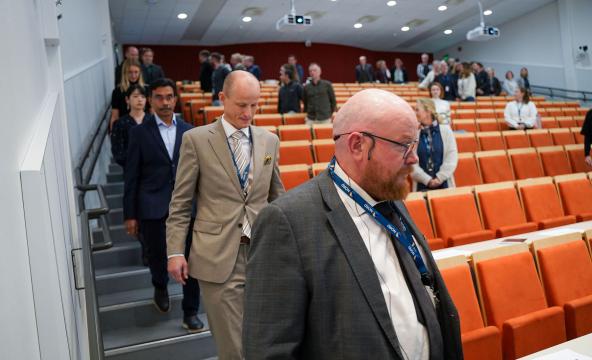 Prorektor Levi Gårseth-Nesbakk og prorektor Ketil Eiane i front for årets ledere med sine doktorer.