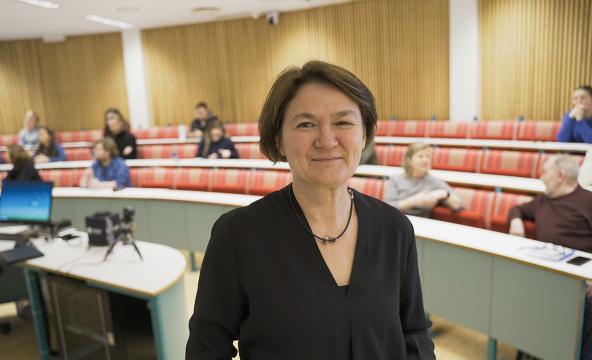 Kvinne med auditorium i bakgrunnen