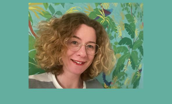 Dame foran fargerik bakgrunn