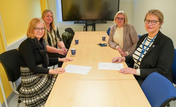 F.v. administrerende direktør Siri Tau Ursin og Anne Kristine Sørstrøm ved Nordlandssykehuset, dekan Gøril Ursin ved Fakultet for helsevitenskap, og rektor Hanne Solheim Hansen ved Nord universitet. 