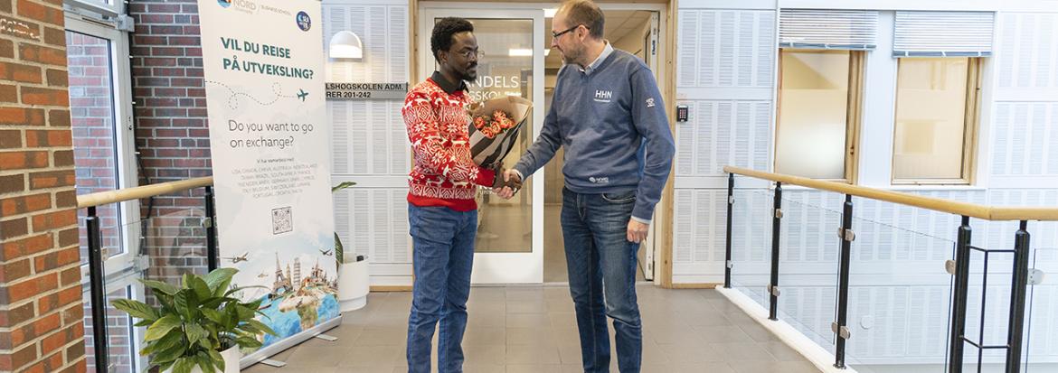 Heder og håndtrykk: Prodekan Terje Andreas Mathisen gratulere stipendiat Samuel Asumadu Sarkodie med nok en gang å være på lista over de mest siterte forskerne i verden. Foto: Svein-Arnt Eriksen.